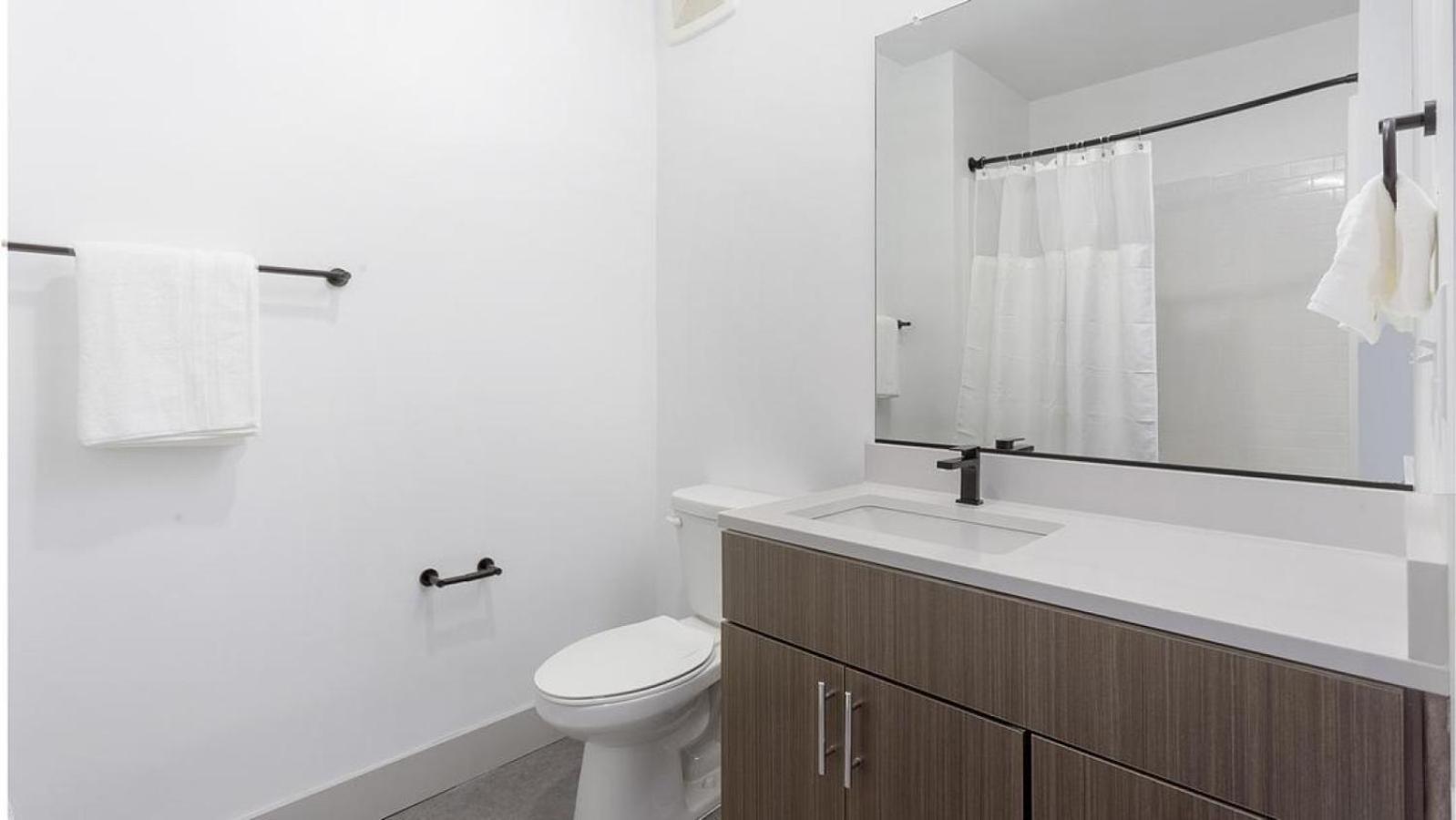 Landing Modern Apartment With Amazing Amenities Richmond Exterior photo